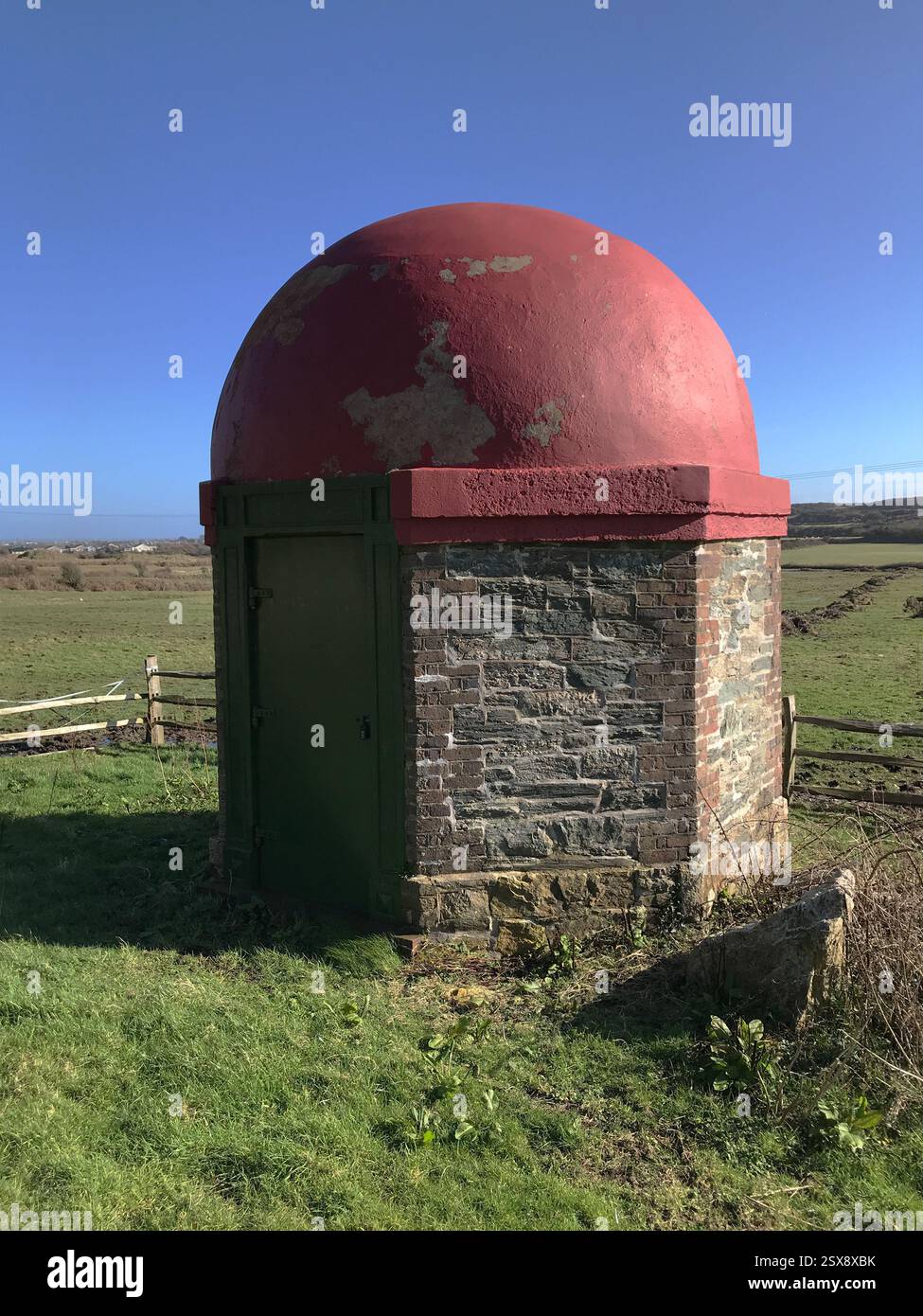 Ffynnon y Wrach (Witch’s Well /Fairies Well) cette maison de puits date de 1866 lorsque l’eau a été prise pour de nouvelles maisons possible puits sacré de ruisseau Banque D'Images Ffynnon y Wrach (Witch’s Well /Fairies Well) cette maison de puits date de 1866 lorsque l’eau a été prise pour de nouvelles maisons possible puits sacré de ruisseau Banque D'Images