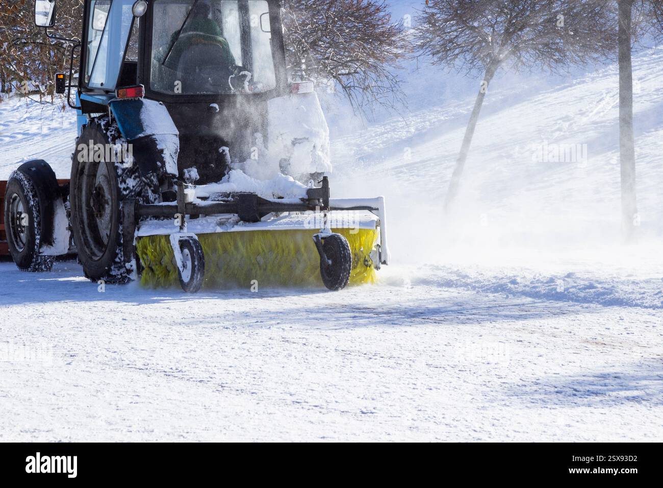 Camion chasse-neige déneige de la route après une chute de neige. Partie du cadre Banque D'Images