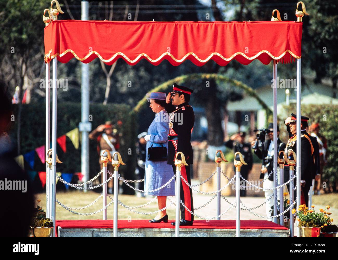 Le roi népalais Birendra, à droite, se tient avec la reine Elizabeth II à son arrivée pour une visite d'État au Népal à l'aéroport international de Katmandou, le 17 février 1986 à Katmandou, Népal. La reine et le duc d'Édimbourg sont accueillis par le roi Birendra et la reine Aishwarya pendant la visite d'État de 4 jours. Banque D'Images