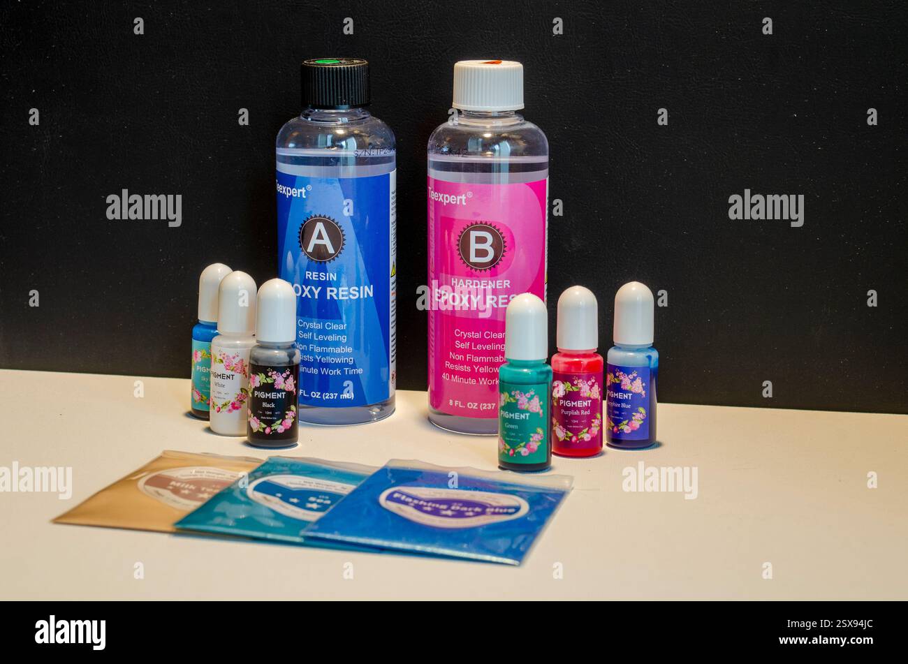 Belfast County Down Northern Ireland 16 février 2025 - bouteilles de résine époxy Teexpert et durcisseur sur une base blanche et un fond noir avec exemple Banque D'Images