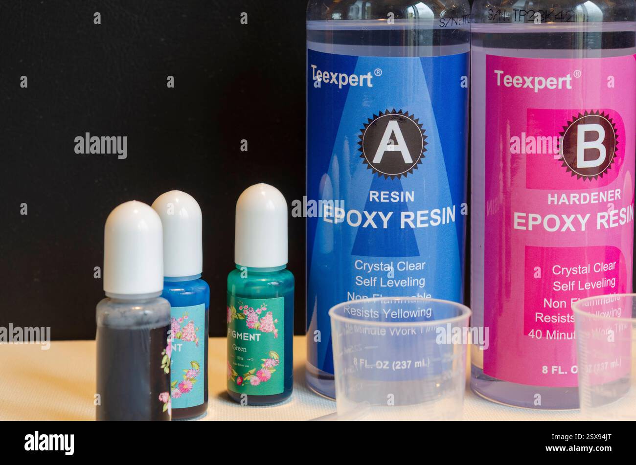 Belfast County Down Northern Ireland 16 février 2025 - bouteilles de résine époxy Teexpert et durcisseur sur une base blanche et un fond noir avec exemple Banque D'Images