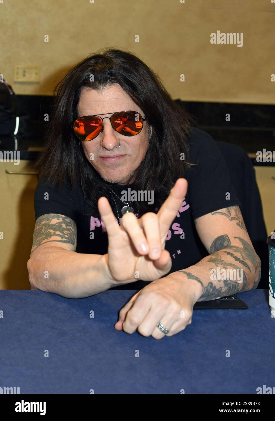 GA 22 février 2025. Skid Row, Rachel Bolan présente à Atlanta Days of the Dead Tattoo Expo, Courtland Grand Hotel, Atlanta, GA, 22 février 2025. crédit : Derek Storm/Everett Collection/Alamy Live News Banque D'Images