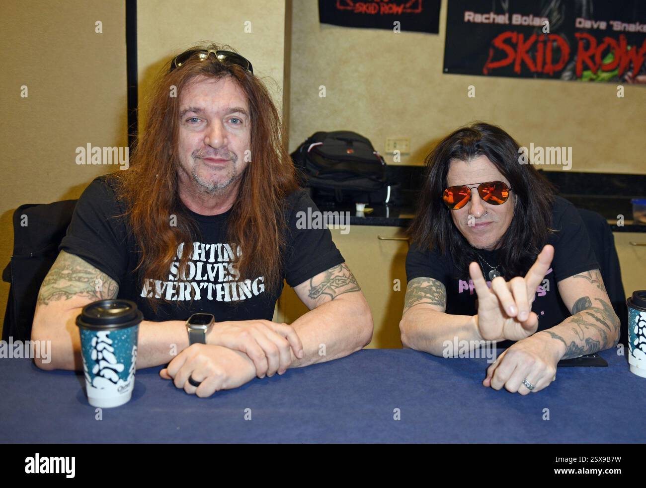 GA 22 février 2025. Skid Row, Dave Snake Sabo, Rachel Bolan en présence à Atlanta Days of the Dead Tattoo Expo, Courtland Grand Hotel, Atlanta, GA, 22 février, 2025. crédit : Derek Storm/Everett Collection/Alamy Live News Banque D'Images