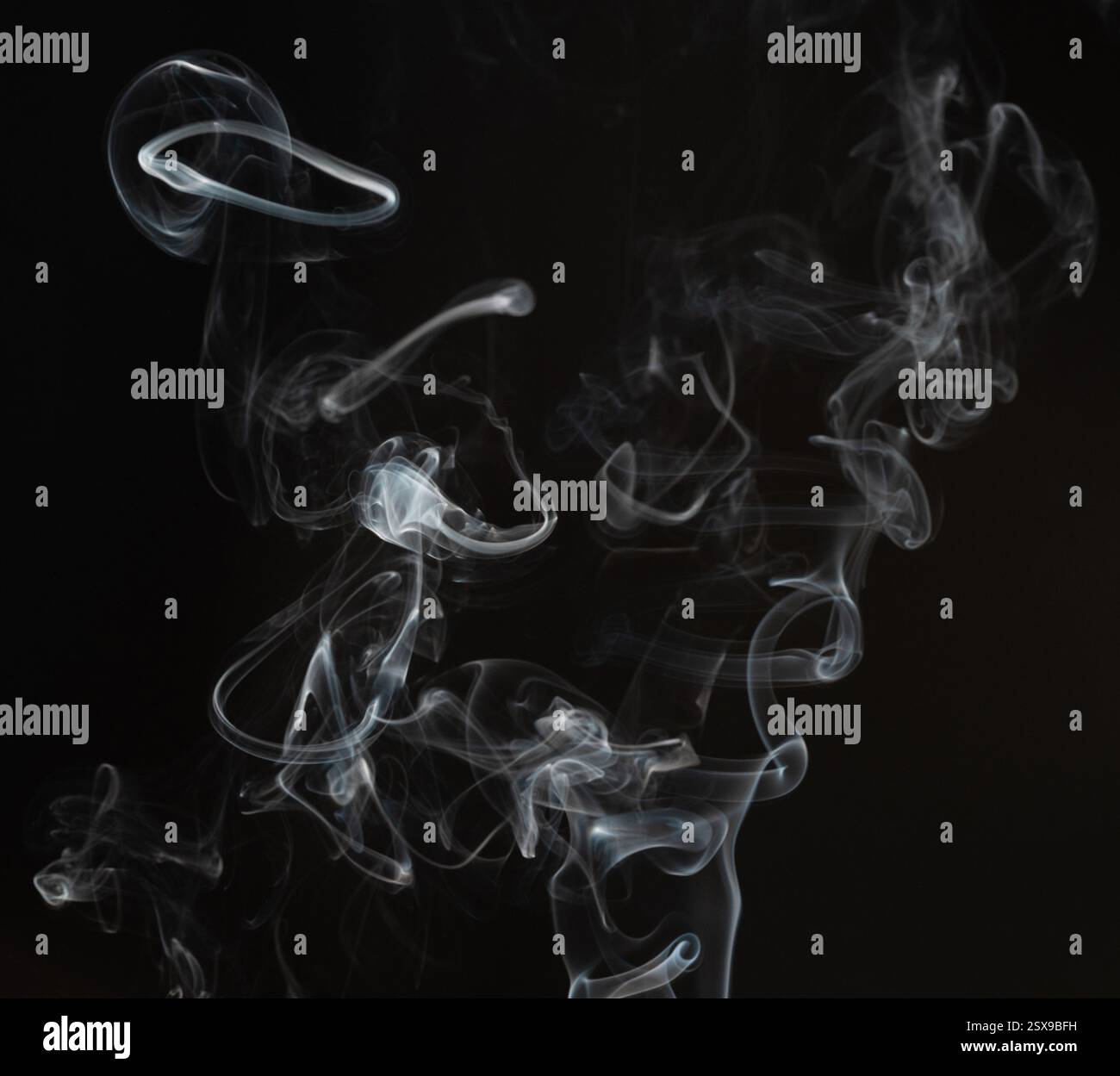 Forme abstraite de fumée mystère isolée sur fond noir Banque D'Images