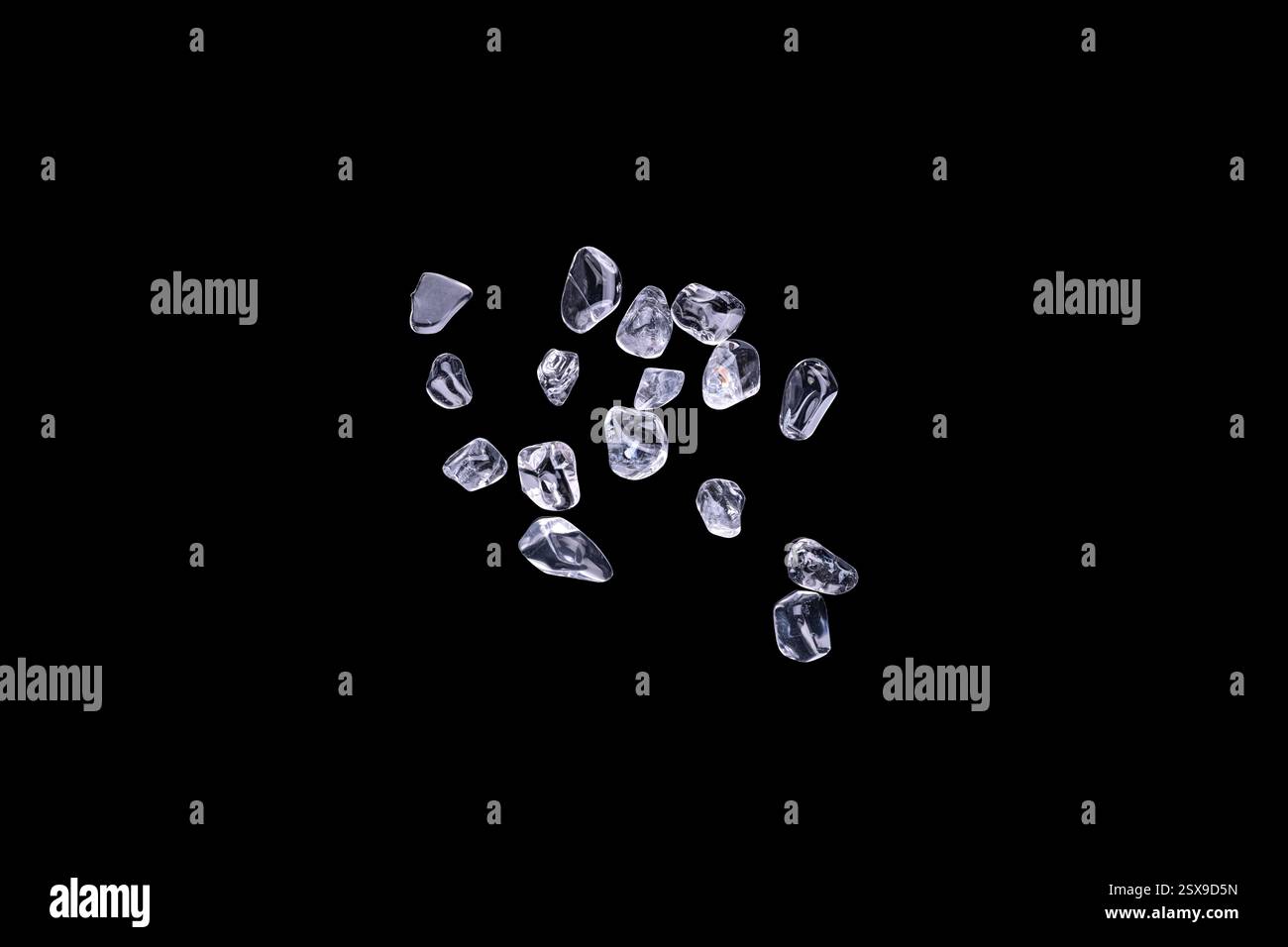 Copeaux de gravier piles de quartz clair poli vue de dessus isolé sur fond noir Banque D'Images