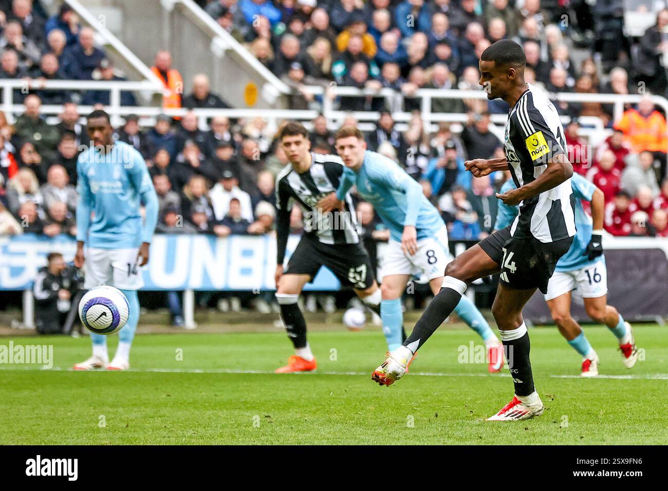 Newcastle, Royaume-Uni. 23 février 2025. Alexander Isak de Newcastle United marque son penalty pour le faire 3-1 lors du match de premier League Newcastle United vs Nottingham Forest au James's Park, Newcastle, Royaume-Uni, 23 février 2025 (photo par Alfie Cosgrove/News images) à Newcastle, Royaume-Uni le 23/02/2025. (Photo par Alfie Cosgrove/News images/SIPA USA) crédit : SIPA USA/Alamy Live News Banque D'Images