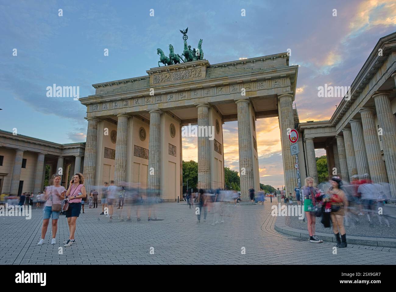 Les gens, les habitants et les touristes peuvent être vus marcher autour de la porte historique de Brandebourg à Berlin pendant cet été européen Banque D'Images