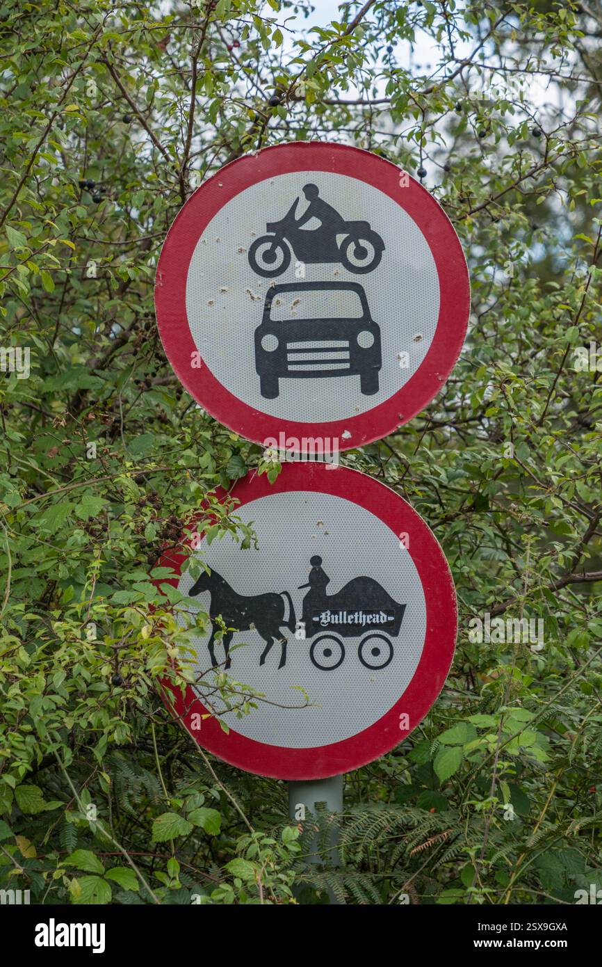 Pas de panneaux d'entrée pour les motos, les voitures et les chevaux et des panneaux de calèche sur un poteau dans les collines Chiltern près de Chesham, Buckinghamshire, Royaume-Uni. Banque D'Images