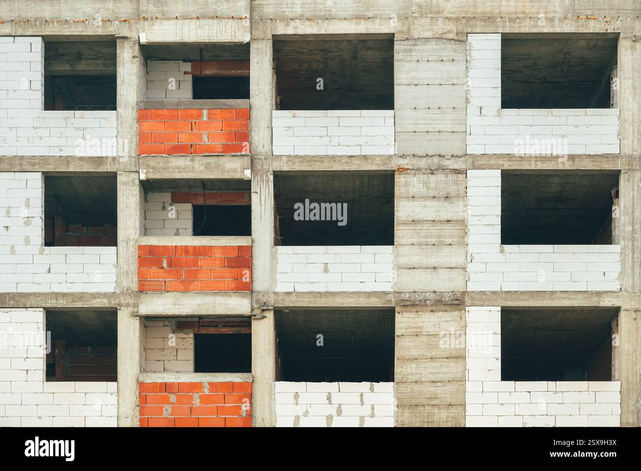 Site de construction de gratte-ciel résidentiel, structure construite en béton de ciment non fini avec des blocs Banque D'Images