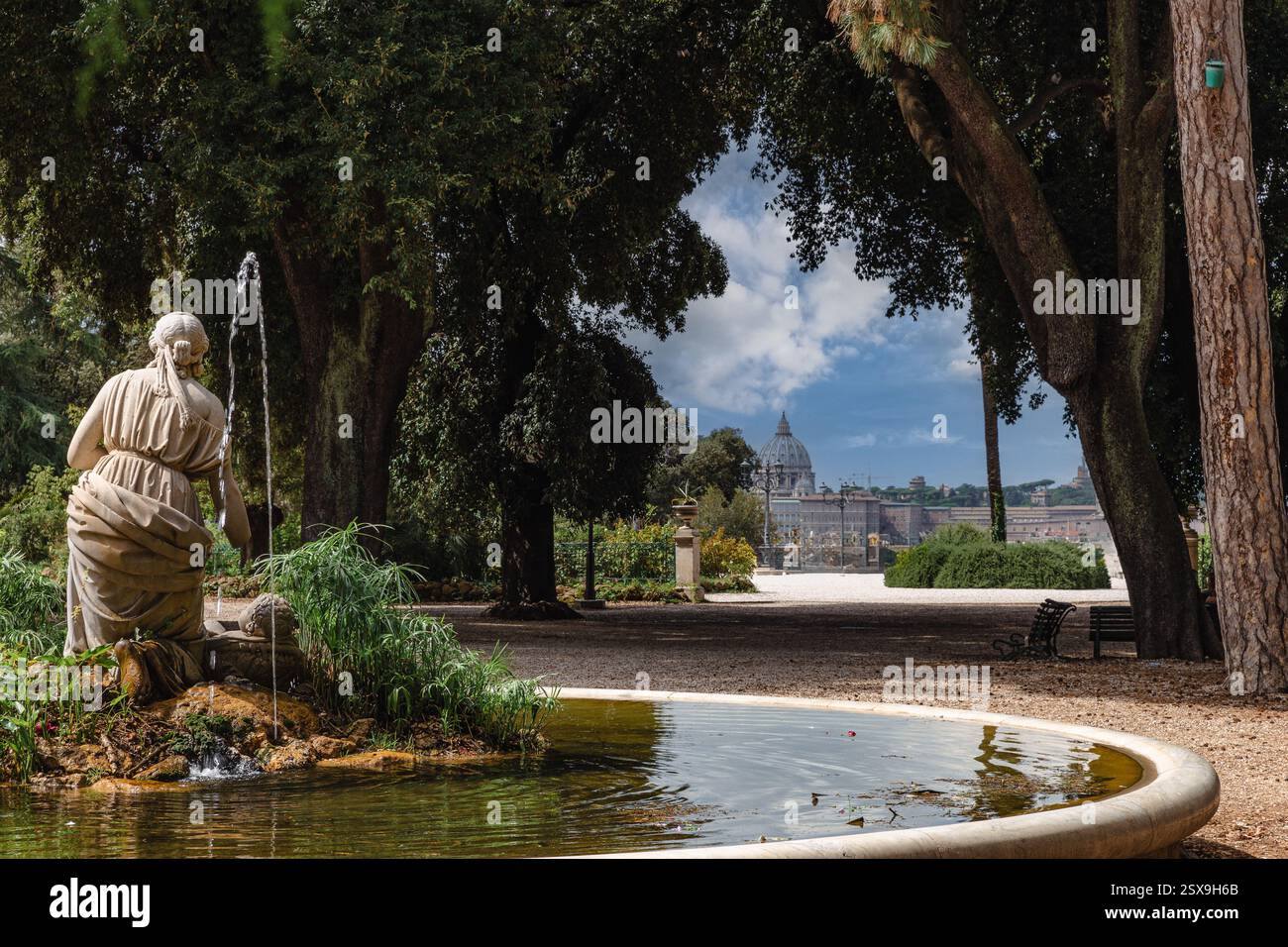 Panorama romain avec les dômes du Vatican depuis le splendide parh de Pamphili. Banque D'Images