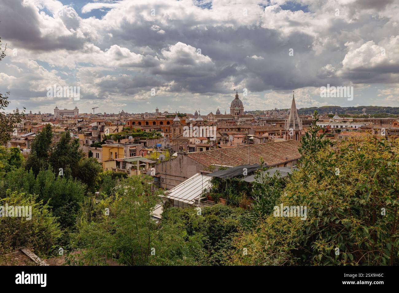 Panorama romain avec les dômes du Vatican depuis le splendide parh de Pamphili. Banque D'Images