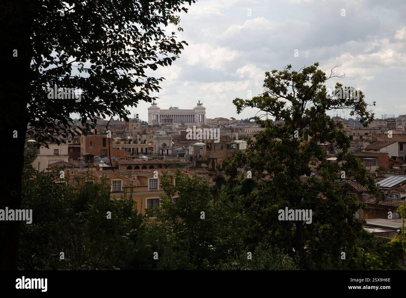 Panorama romain avec les dômes du Vatican depuis le splendide parh de Pamphili. Banque D'Images