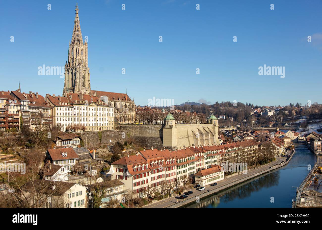Suisse, paysage urbain de Berne, bâtiments d'architecture traditionnelle et Berne Minster le long de l'Aar, journée ensoleillée Banque D'Images