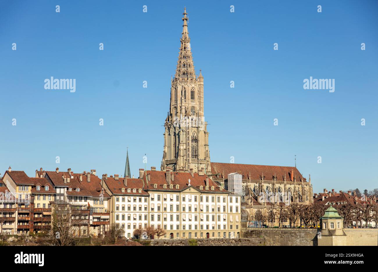 Suisse, paysage urbain de Berne, bâtiments d'architecture traditionnelle et Berne Minster, ciel bleu clair, journée ensoleillée Banque D'Images