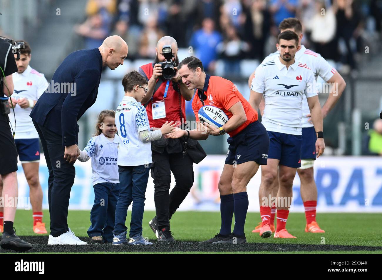Rome, Italie. 23 février 2025. Sergio Parisse ex-joueur italien de rugby en action lors du match Guinness six Nations 2025 entre l'Italie et la France au Stadio Olimpico le 23 février 2025 à Rome, Italie. Crédit : Agence photo indépendante/Alamy Live News Banque D'Images