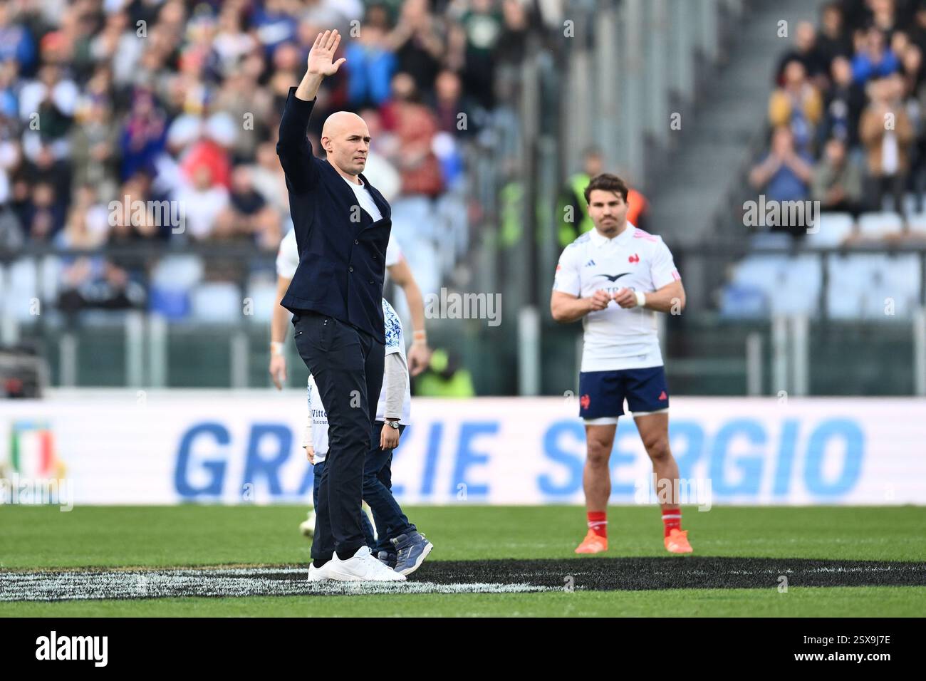Rome, Italie. 23 février 2025. Sergio Parisse ex-joueur italien de rugby en action lors du match Guinness six Nations 2025 entre l'Italie et la France au Stadio Olimpico le 23 février 2025 à Rome, Italie. Crédit : Domenico Cippitelli/Alamy Live News Banque D'Images
