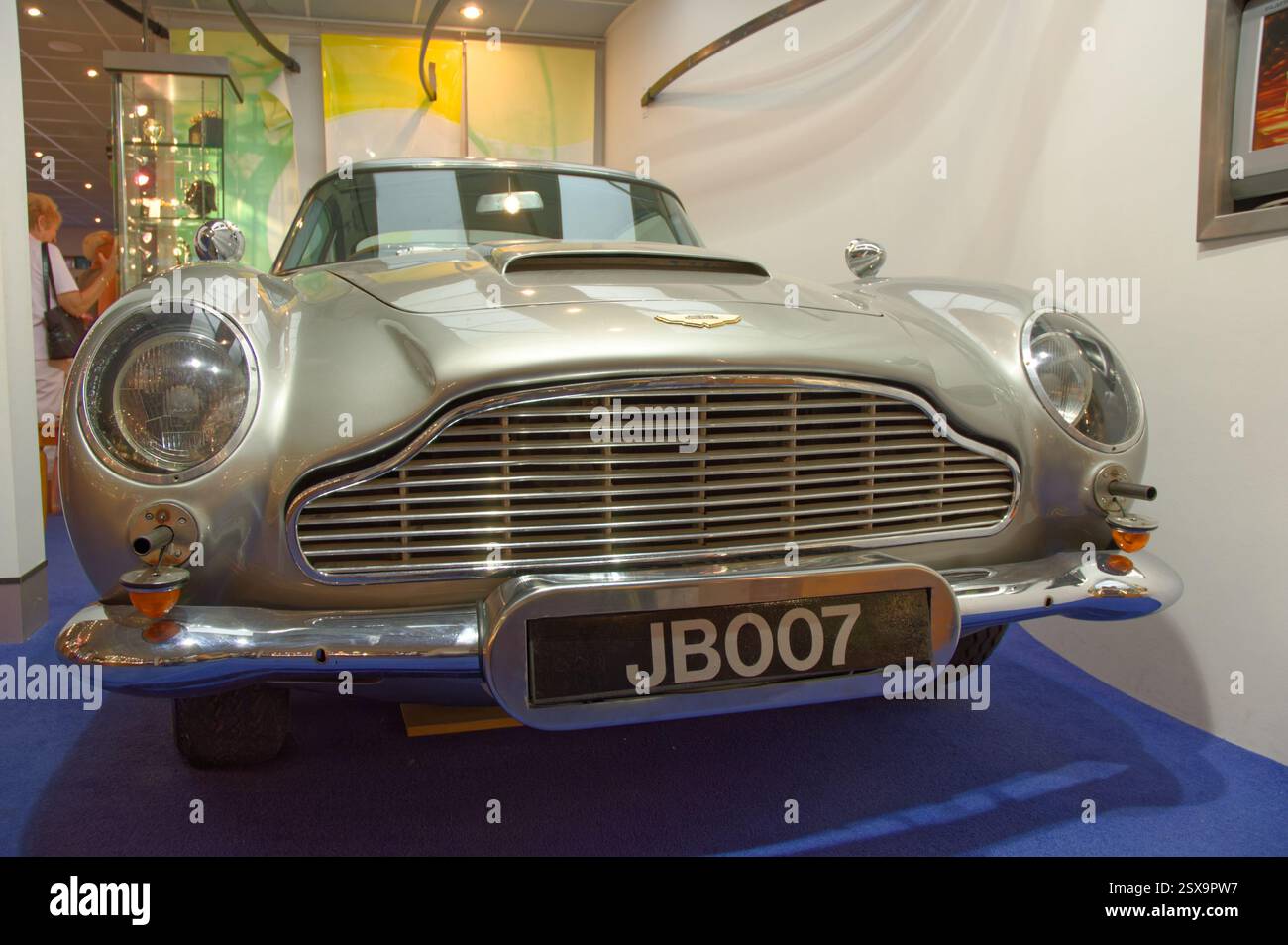 James Bond 007 Aston Martin DB5 chez Jersey Goldsmiths Banque D'Images