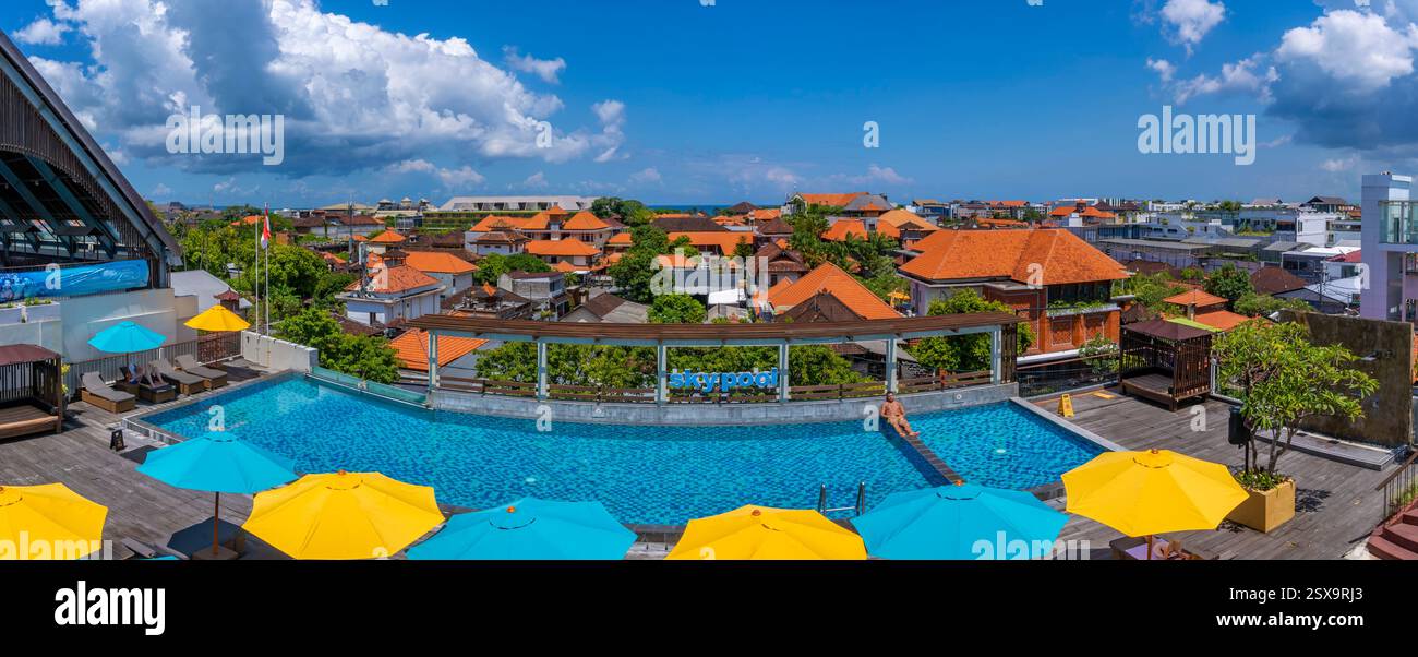Vue de Kuta depuis la piscine sur le toit de l'hôtel, Kuta, Bali, Indonésie, Asie du Sud-est, Asie Banque D'Images