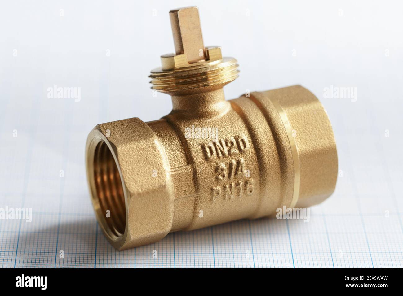 Gros plan d'un robinet d'eau en laiton de 3/4' de diamètre sur un fond clair Banque D'Images