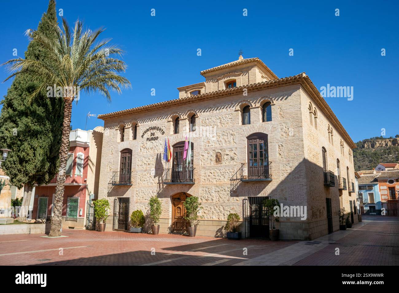 Bâtiment de la mairie de Pliego, région de Murcie, Espagne, dans le jardin Glorieta par une journée ensoleillée Banque D'Images