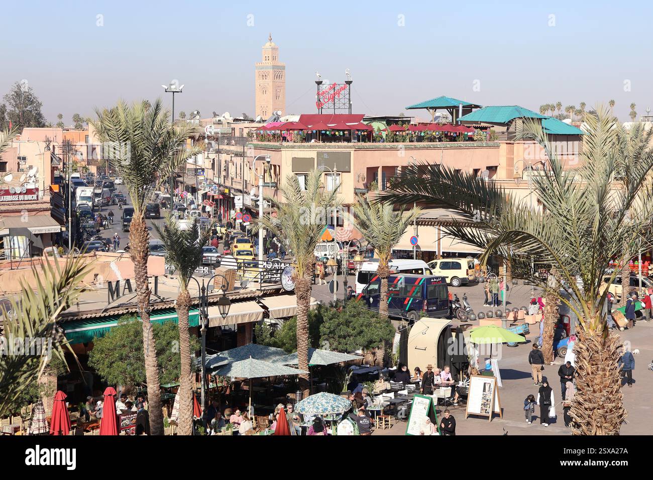 Marrakech depuis le toit dans le Mellah, quartier juif. Vue sur la mosquée de la Koutoubia Banque D'Images