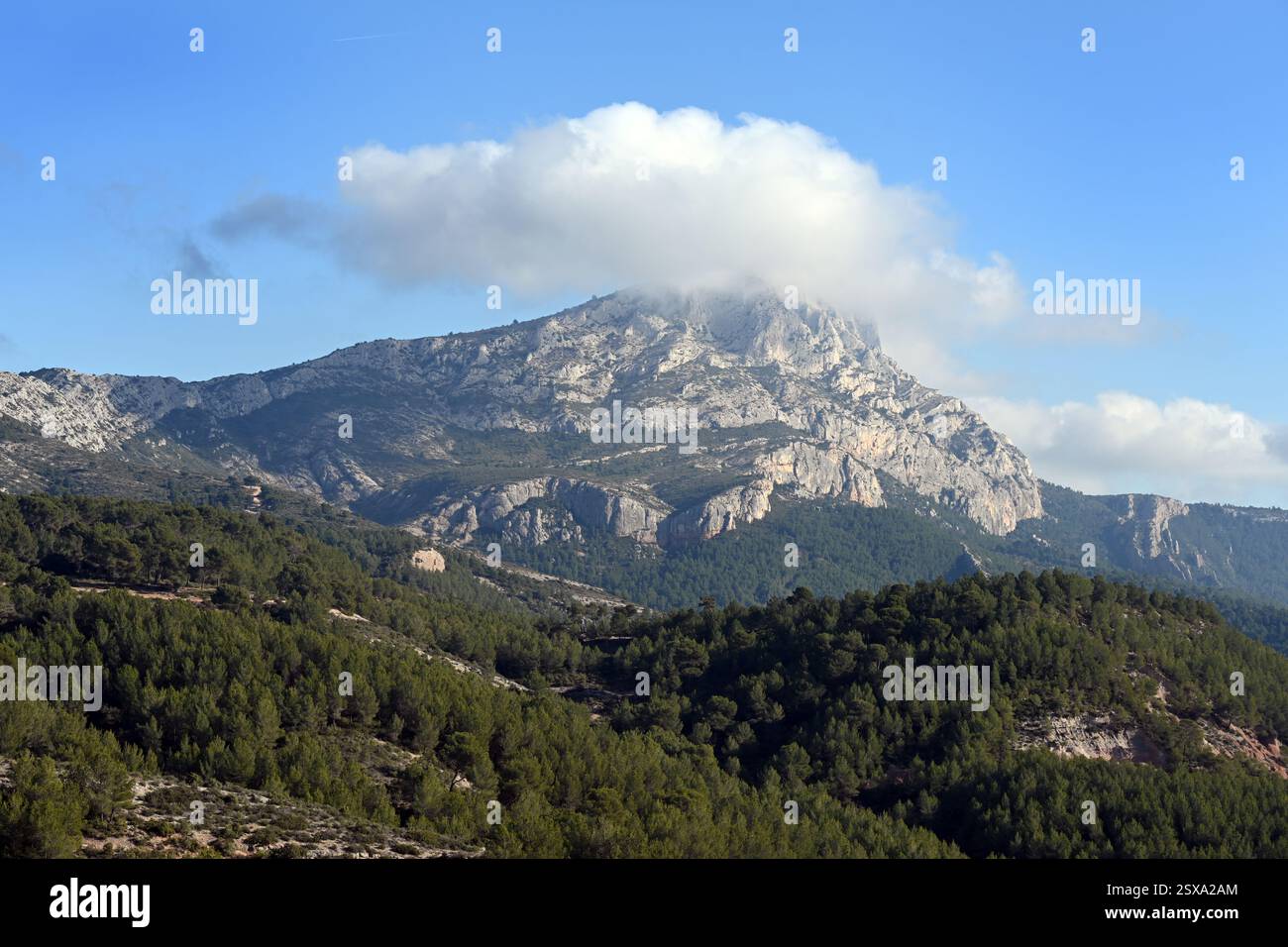 Vue depuis l'ouest de la montagne du Mont Sainte-victoire surmontée de nuages près d'Aix-en-Provence Provence France Banque D'Images