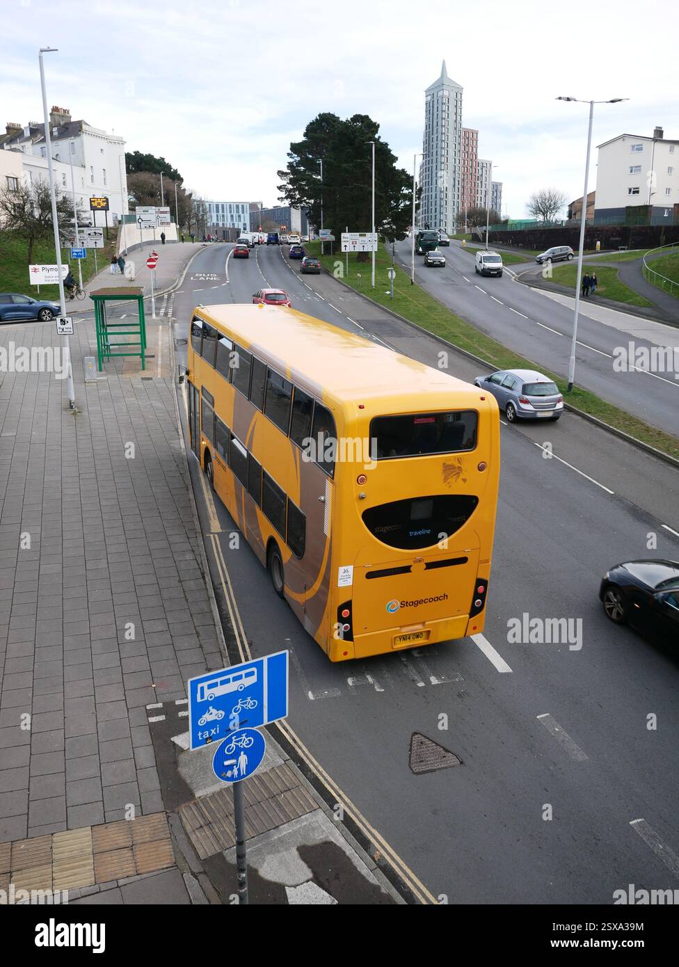 Bus dans la voie de bus avec arrêt de bus dans un couloir de bus de qualité donnant la priorité aux transports publics de bus dans le cadre d'un réseau de transport rapide de bus. Plymouth, Devon, Royaume-Uni Banque D'Images