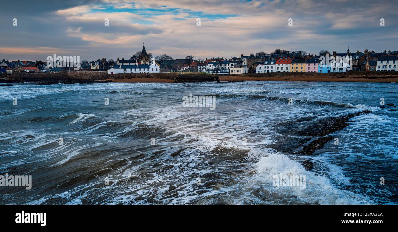 Lumière du soir spectaculaire sur la rivière Forth à Anstruther à Fife, en Écosse Banque D'Images