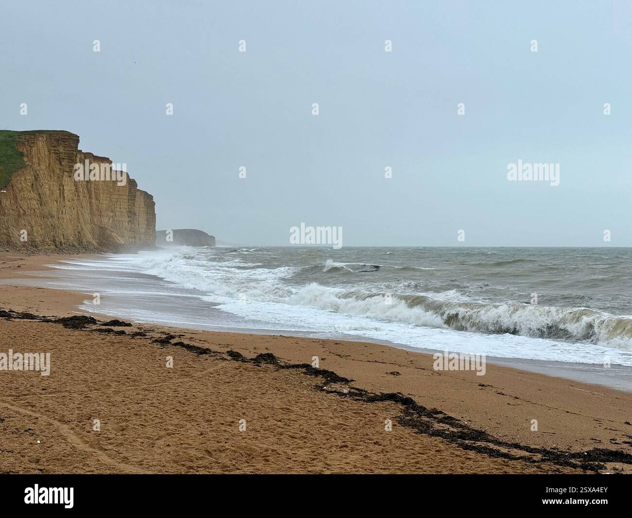 West Bay, Bridport, Dorset : falaise est, y compris les glissements de terrain - Image de stock capturée avec un smartphone