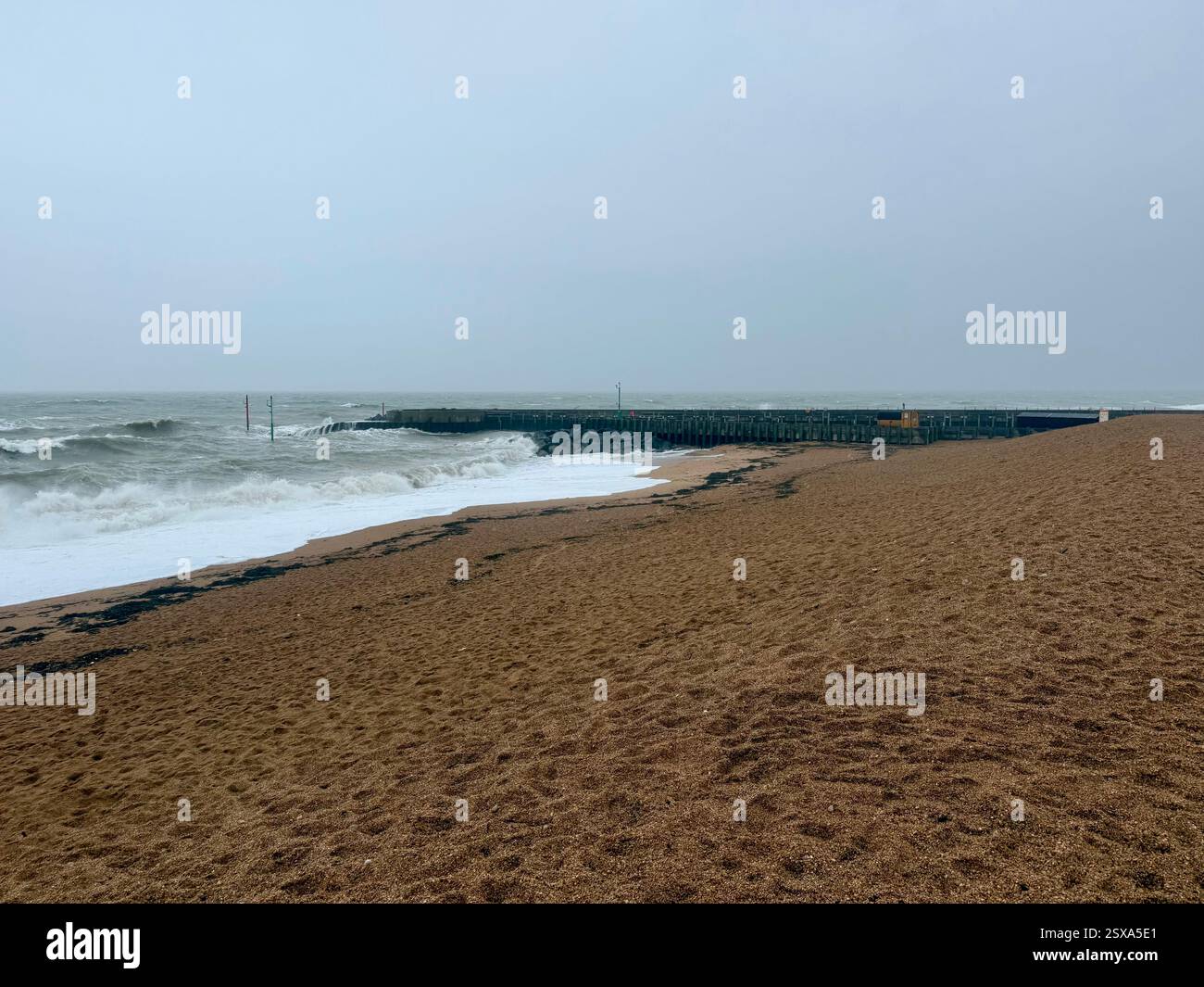 Harbour Pier, West Bay, Dorset par temps venteux - Image de stock capturée avec un smartphone