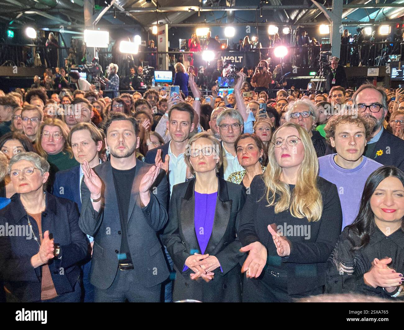Berlin, Deutschland, 23 février 2025 : Festsaal Kreuzberg : Bundestagswahl 2025 : Reaktion von Grünen-Parteispitze und -anhängern auf die 18-Uhr-Prognose von ARD und ZDF *** Berlin, Allemagne, 23 02 2025 Festsaal Kreuzberg Bundestagswahl 2025 réaction de la direction et des partisans du Parti Vert aux prévisions de 18 heures par ARD et ZDF Copyright : xdtsxNachrichtenagenturx dts 60792 Banque D'Images