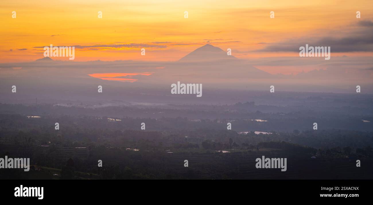 Vue sur le Mont Batur et le Mont Agung au lever du soleil, Bali, Indonésie, Asie du Sud-est, Asie Banque D'Images