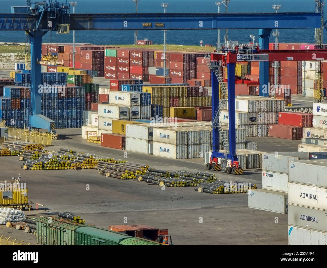 Piles de conteneurs maritimes dans le port à conteneurs d'Odessa (Odessa, Ukraine à la mer Noire ; port de fret ; grues à conteneurs - Image de stock capturée avec un smartphone