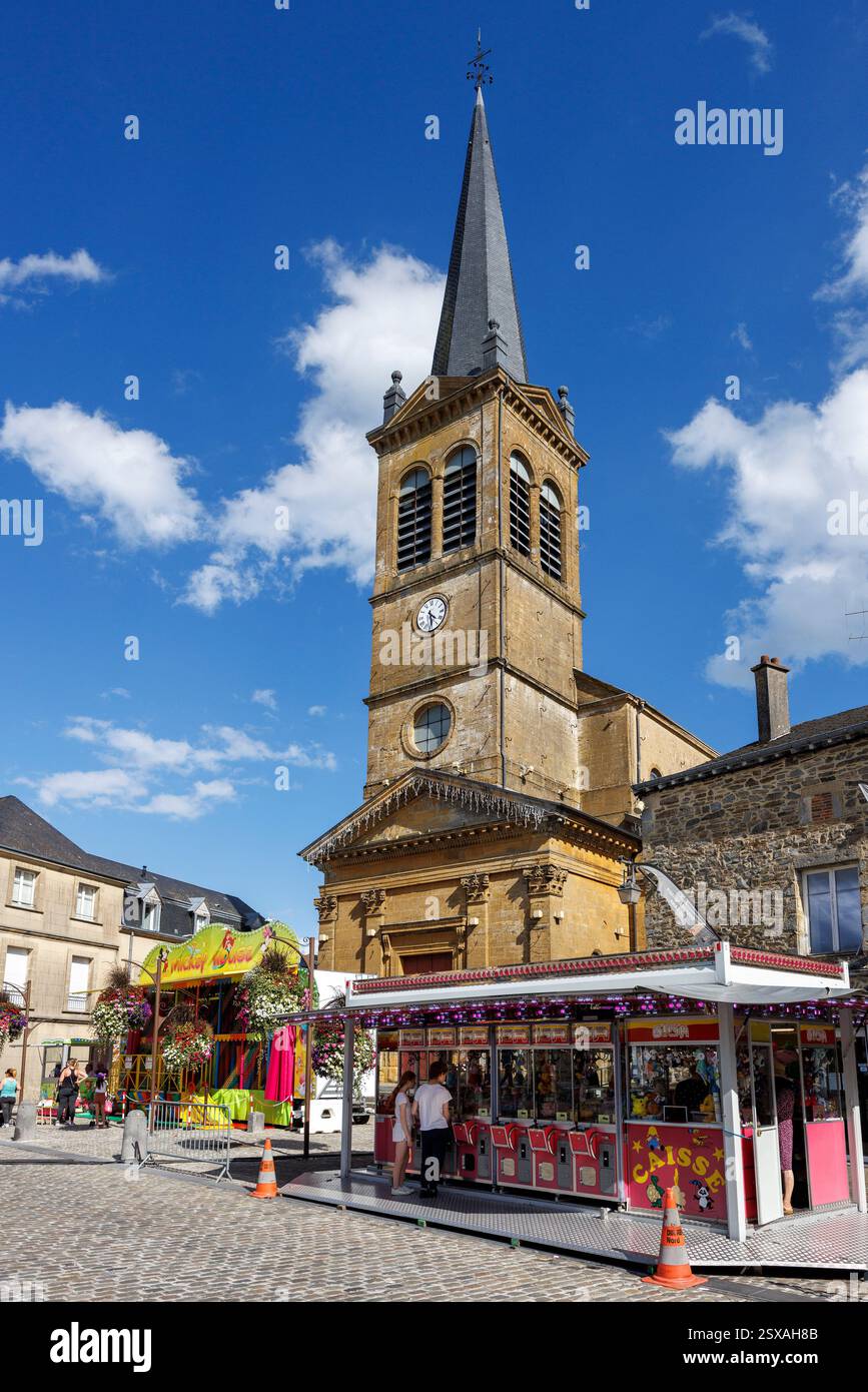 Foire en rue avec Église Saint-Nicolas de Rocroi, Rocroy, France Banque D'Images