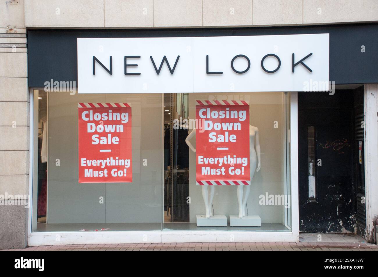 Limerick City. Irlande. De longues files d'attente se sont formées dans les magasins New look à travers l'Irlande aujourd'hui alors que le détaillant a ouvert pour la dernière fois, offrant une vente de clôture. La chaîne de vêtements populaire cesse ses activités en Irlande dans le cadre d'un important plan de restructuration. Crédit : Karlis Dzjamko/ Alamy Live News Banque D'Images