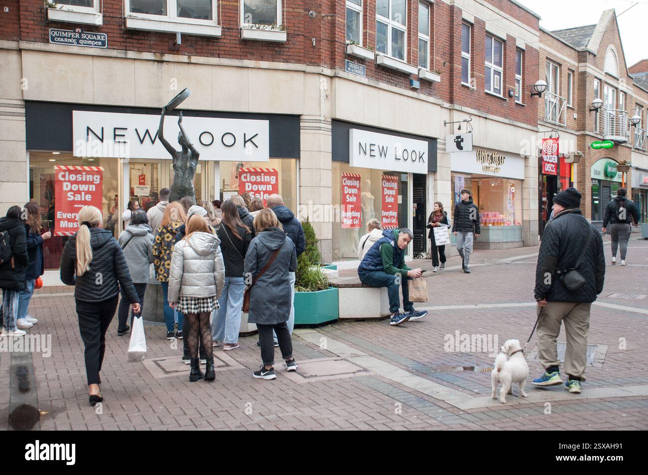Limerick City. Irlande. De longues files d'attente se sont formées dans les magasins New look à travers l'Irlande aujourd'hui alors que le détaillant a ouvert pour la dernière fois, offrant une vente de clôture. La chaîne de vêtements populaire cesse ses activités en Irlande dans le cadre d'un important plan de restructuration. Crédit : Karlis Dzjamko/ Alamy Live News Banque D'Images