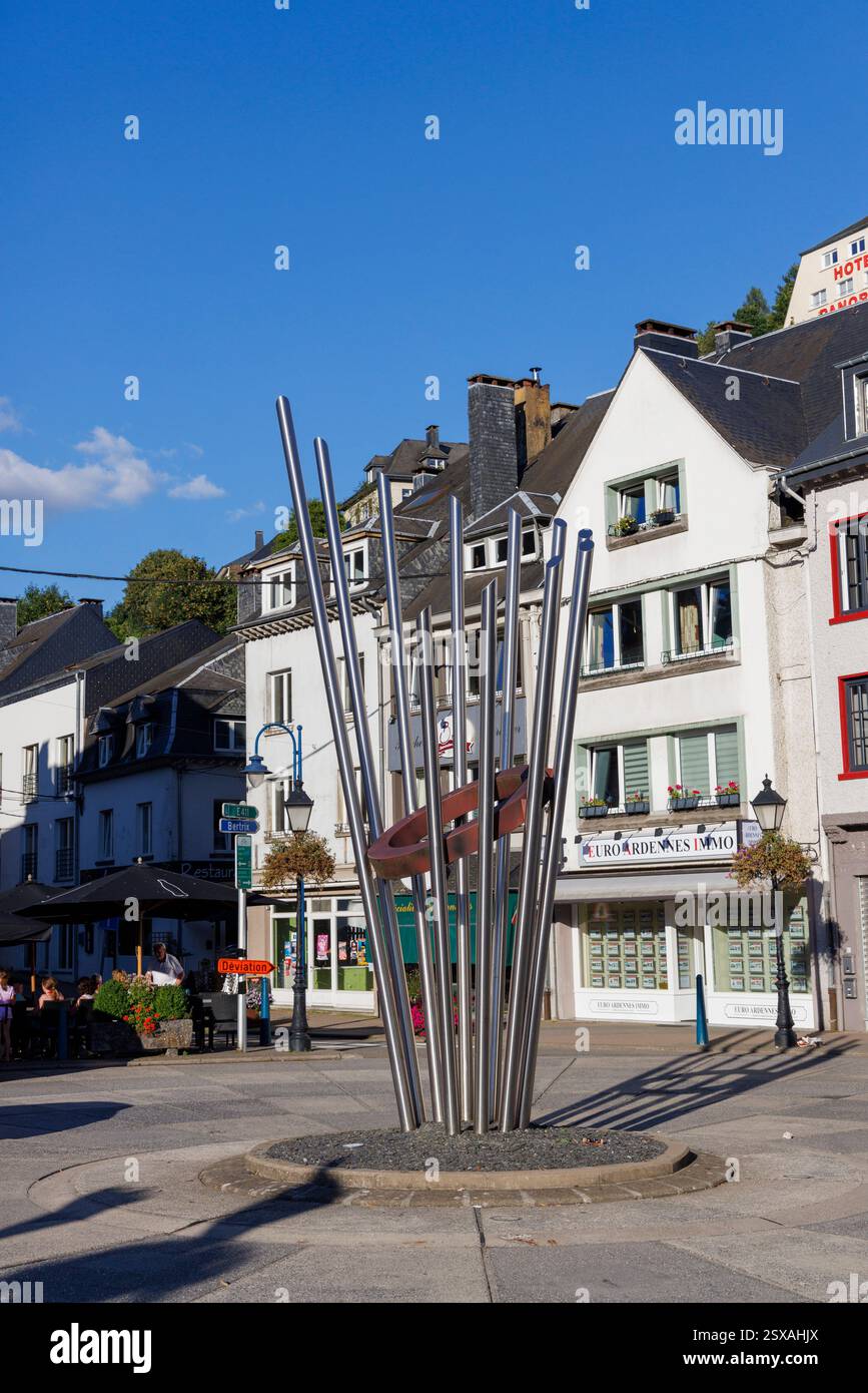 Rond-point en centre ville avec art installatiuon, Bouillon, Belgique Banque D'Images