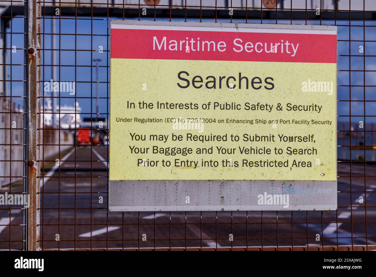 Panneau de sécurité maritime indiquant que des recherches peuvent être effectuées, terminal de ferry de Fishguard, pays de Galles, Royaume-Uni Banque D'Images Panneau de sécurité maritime indiquant que des recherches peuvent être effectuées, terminal de ferry de Fishguard, pays de Galles, Royaume-Uni Banque D'Images