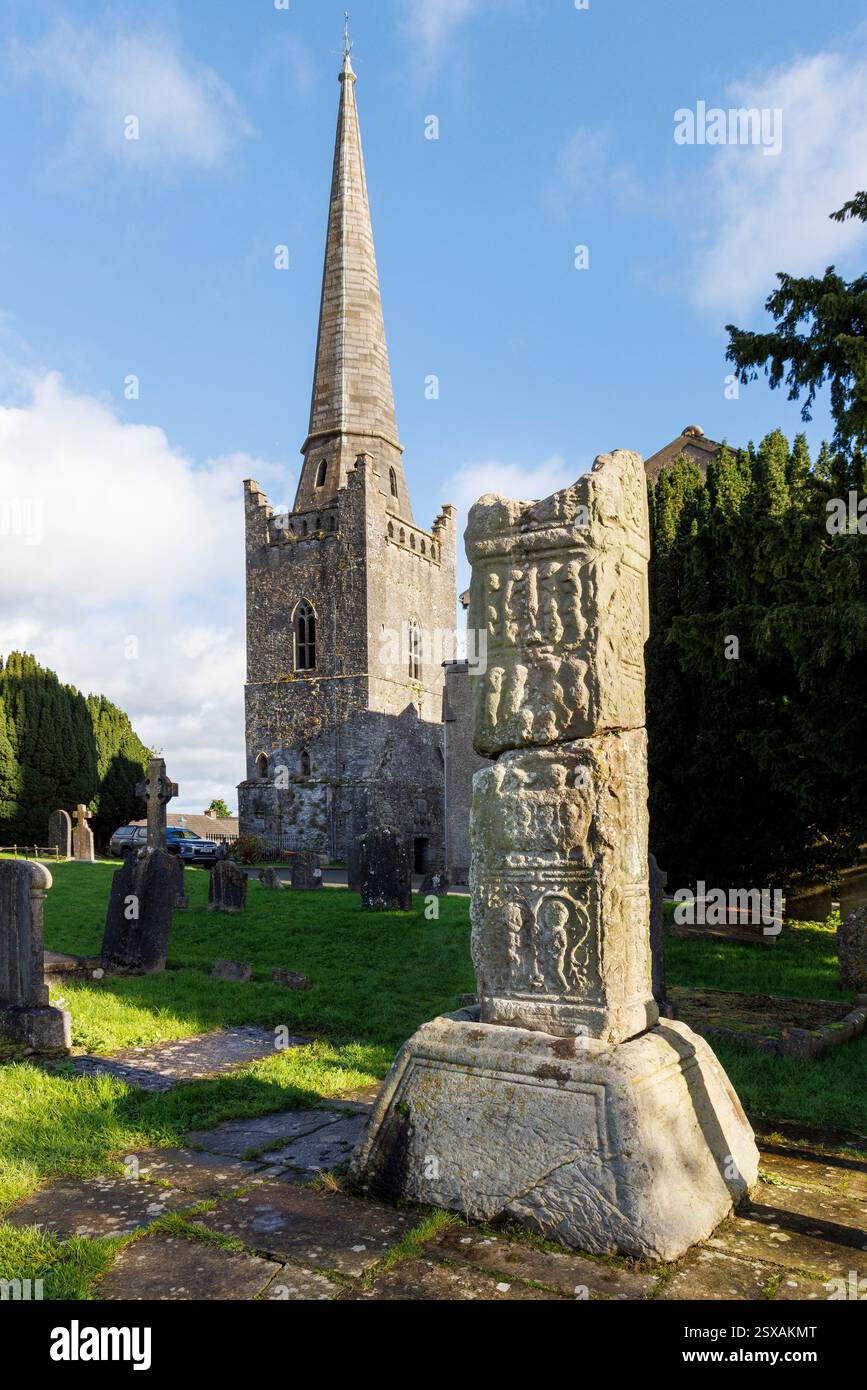 Broken High Cross, église St Columba's Church of Ireland, Kells, Co. Meath, Irlande Banque D'Images