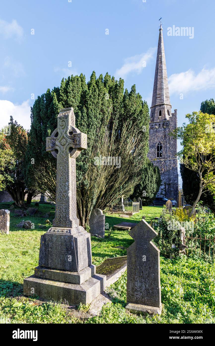 Cimetière avec croix celtique, église St Columba d'Irlande, Kells, Co. Meath, Irlande Banque D'Images