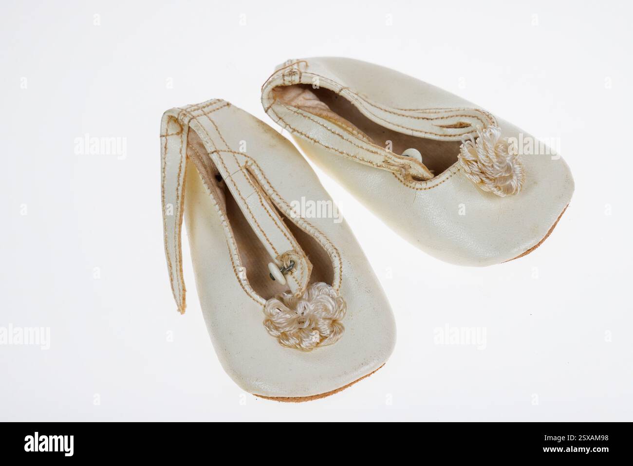 Chaussures bébé blanches 1950s. Banque D'Images