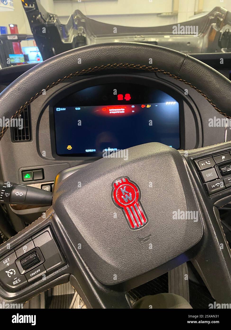 Gros plan du volant d'un camion Kenworth - Image de stock capturée avec un smartphone