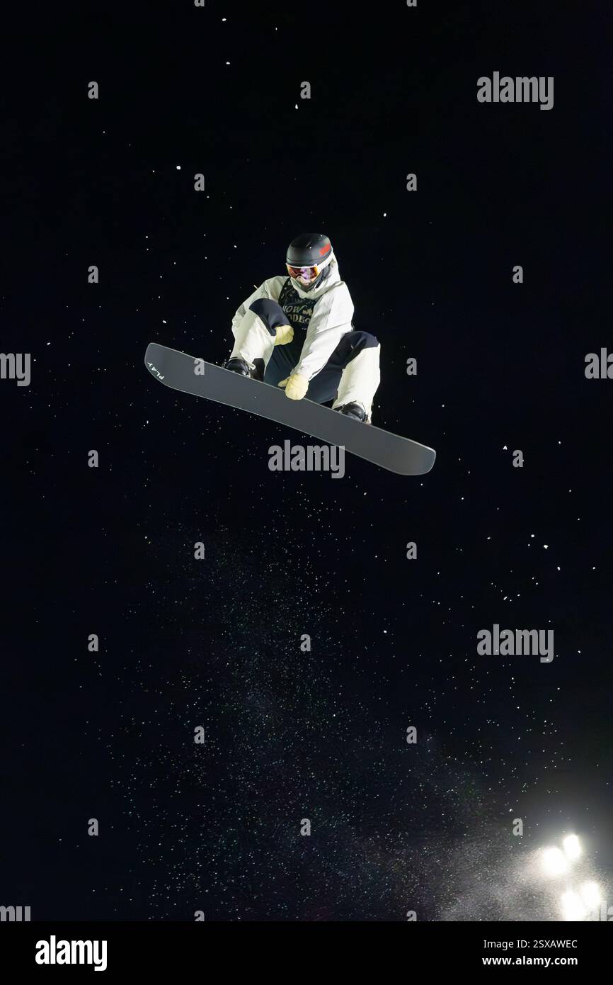 Calgary, Alberta, Canada. 21 février 2025. Jason Wolle des États-Unis en action lors de la compétition de demi-lune de snowboard masculin à la Coupe du monde de snowboard FIS 2025 Calgary. Banque D'Images