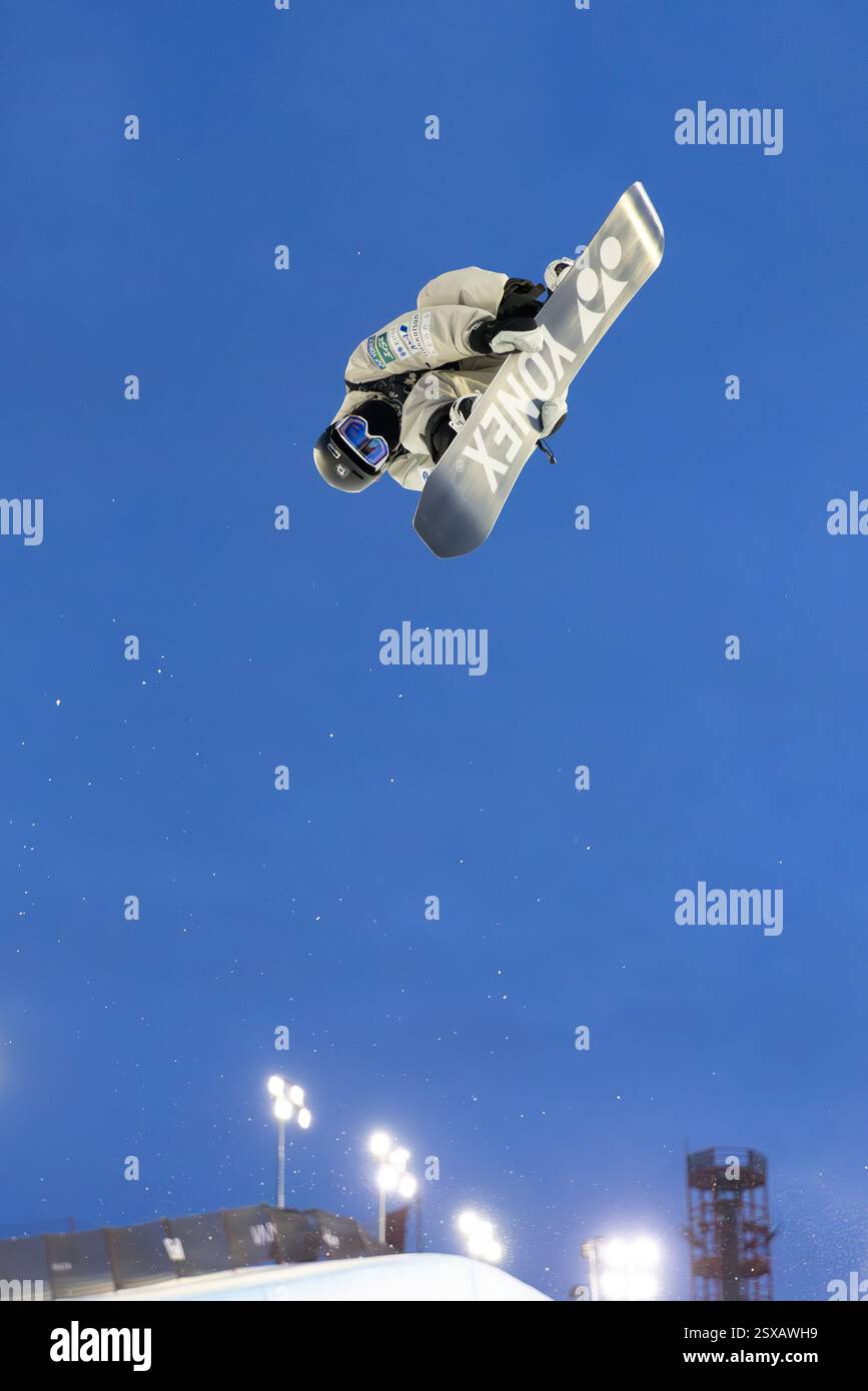 Calgary, Alberta, Canada. 21 février 2025. Yuto Totsuka, du Japon, en action lors de la compétition de demi-lune de snowboard masculin à la Coupe du monde de snowboard FIS 2025 Calgary. Banque D'Images