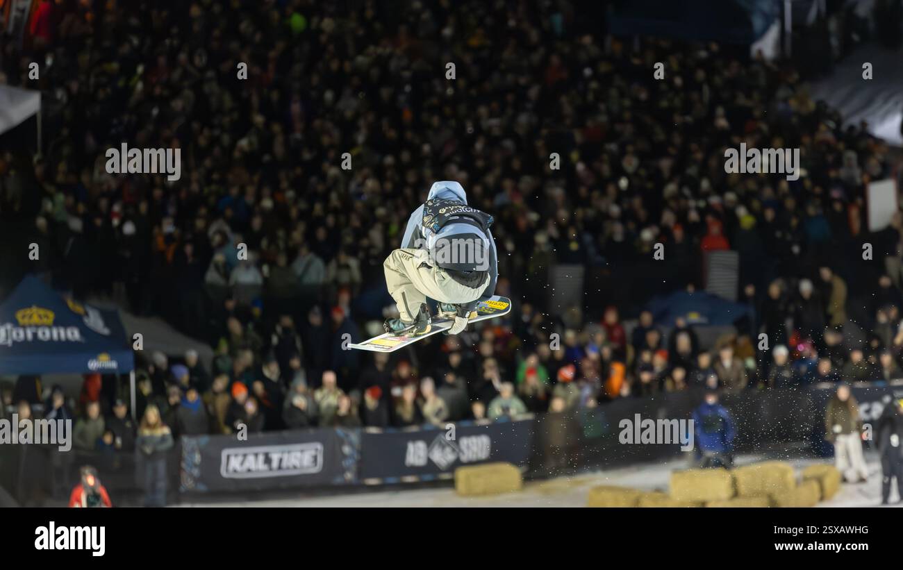 Calgary, Alberta, Canada. 21 février 2025. Ruka Hirano, du Japon, en action lors de la compétition de demi-lune de snowboard masculin à la Coupe du monde de snowboard FIS 2025 Calgary. Banque D'Images