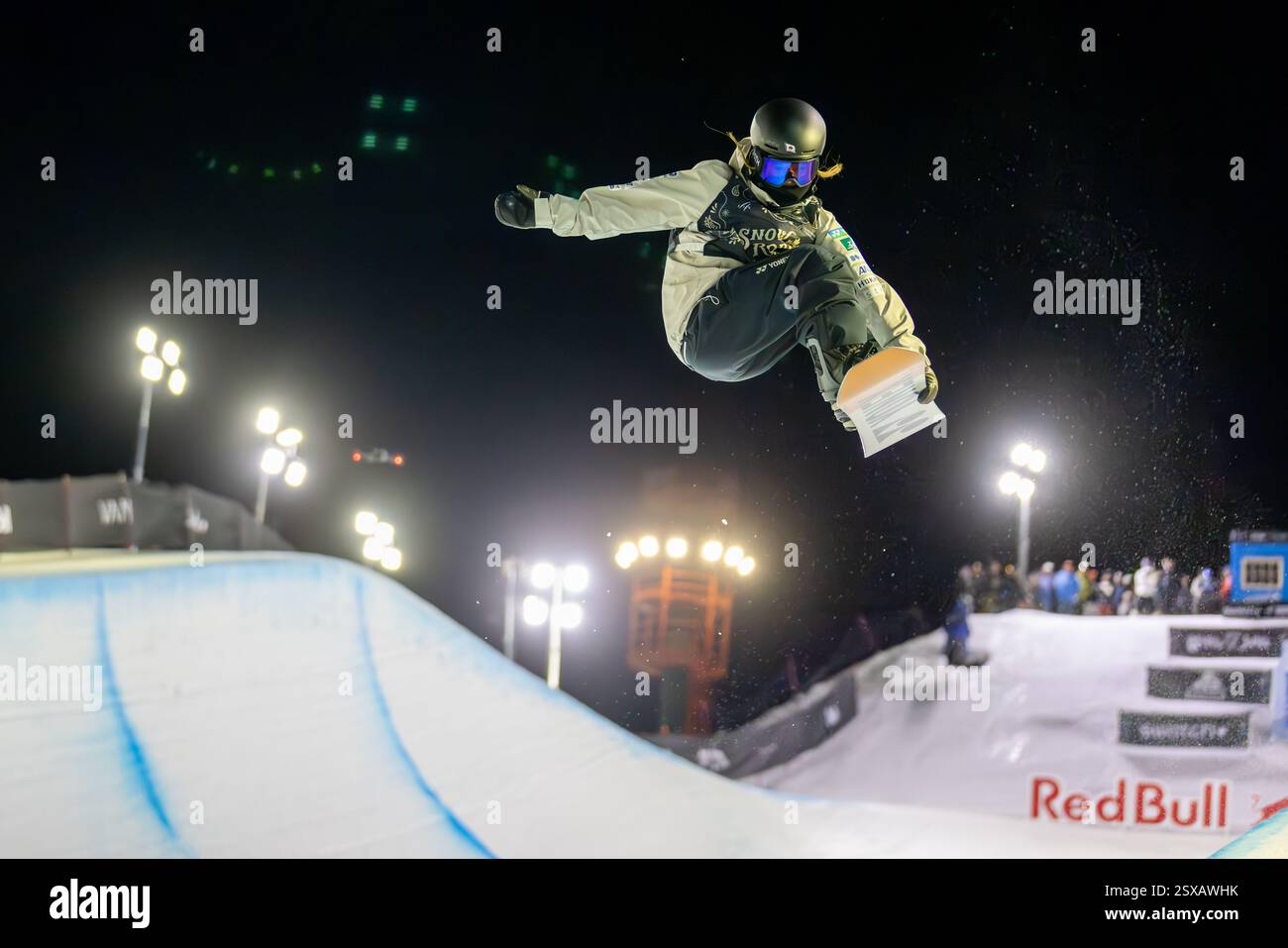 Calgary, Alberta, Canada. 21 février 2025. Sena Tomita du Japon en action lors de la compétition de demi-lune de snowboard féminin à la Coupe du monde de snowboard FIS 2025 Calgary. Banque D'Images