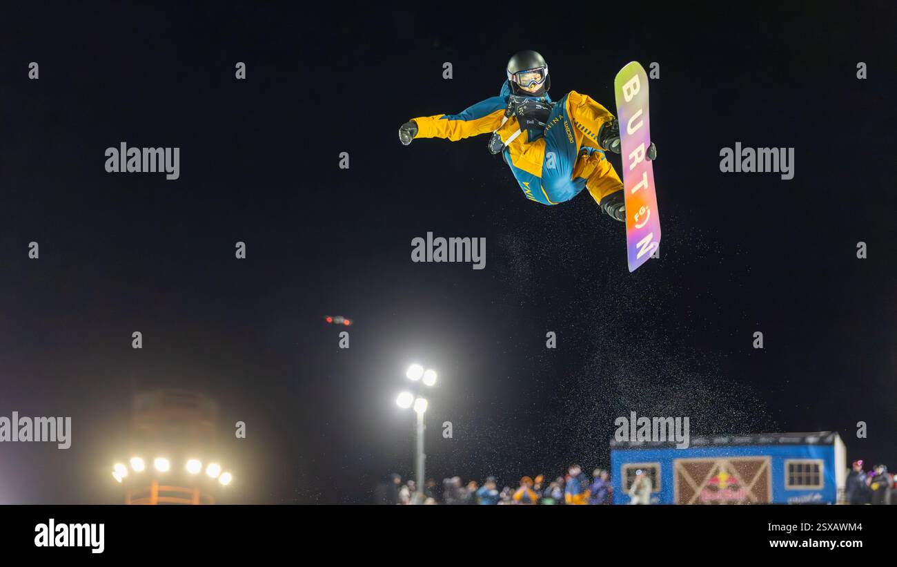 Calgary, Alberta, Canada. 21 février 2025. Liu Yibo de Chine en action lors de la compétition de demi-lune de snowboard féminin à la Coupe du monde de snowboard FIS 2025 Calgary. Banque D'Images