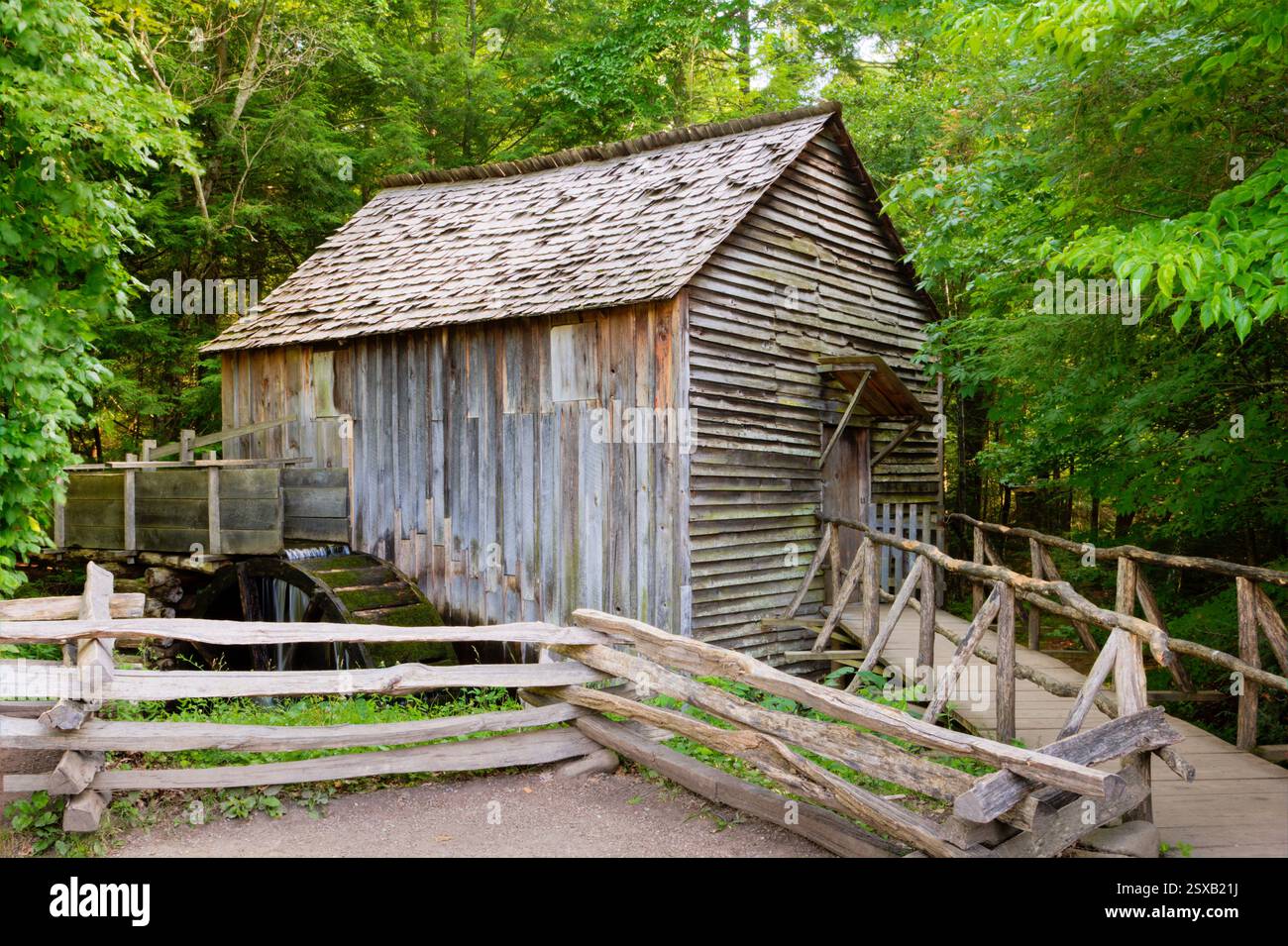 Bâtiment en bois avec toit incliné. Le toit est en bois. Le bâtiment est entouré d'une clôture en bois Banque D'Images