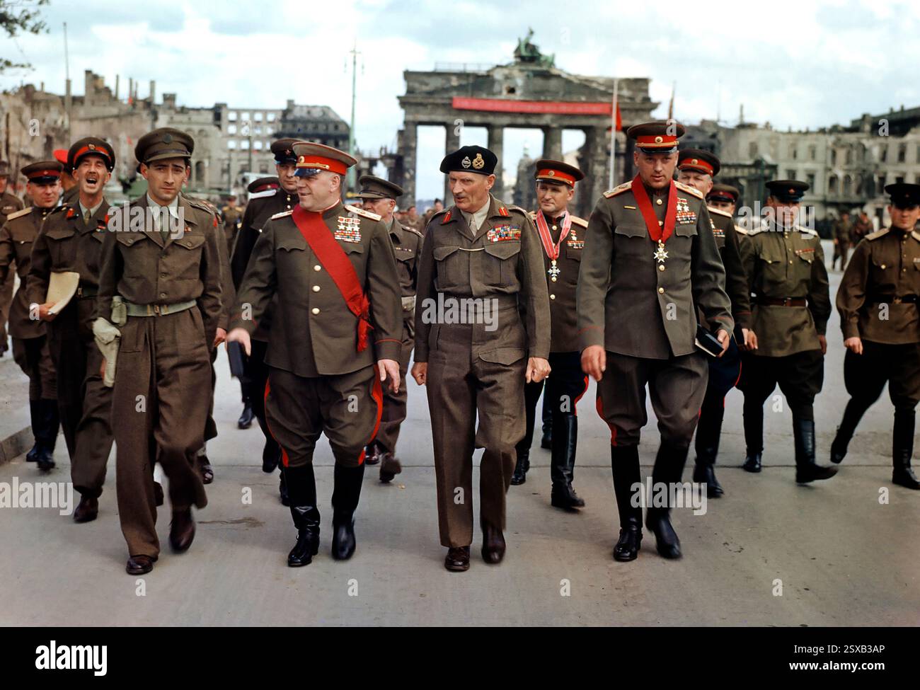 LE MARÉCHAL MONTGOMERY DÉCORE DES GÉNÉRAUX RUSSES À LA PORTE DE BRANDEBOURG À BERLIN, EN ALLEMAGNE, LE 12 JUILLET 1945. Le commandant suprême adjoint en chef de l'Armée rouge, le maréchal G Zhukov, le commandant du 21e groupe d'armées, le maréchal Sir Bernard Montgomery, le maréchal K Rokossovsky et le général Sokolovsky de l'Armée rouge quittent la porte de Brandebourg après une cérémonie. Banque D'Images