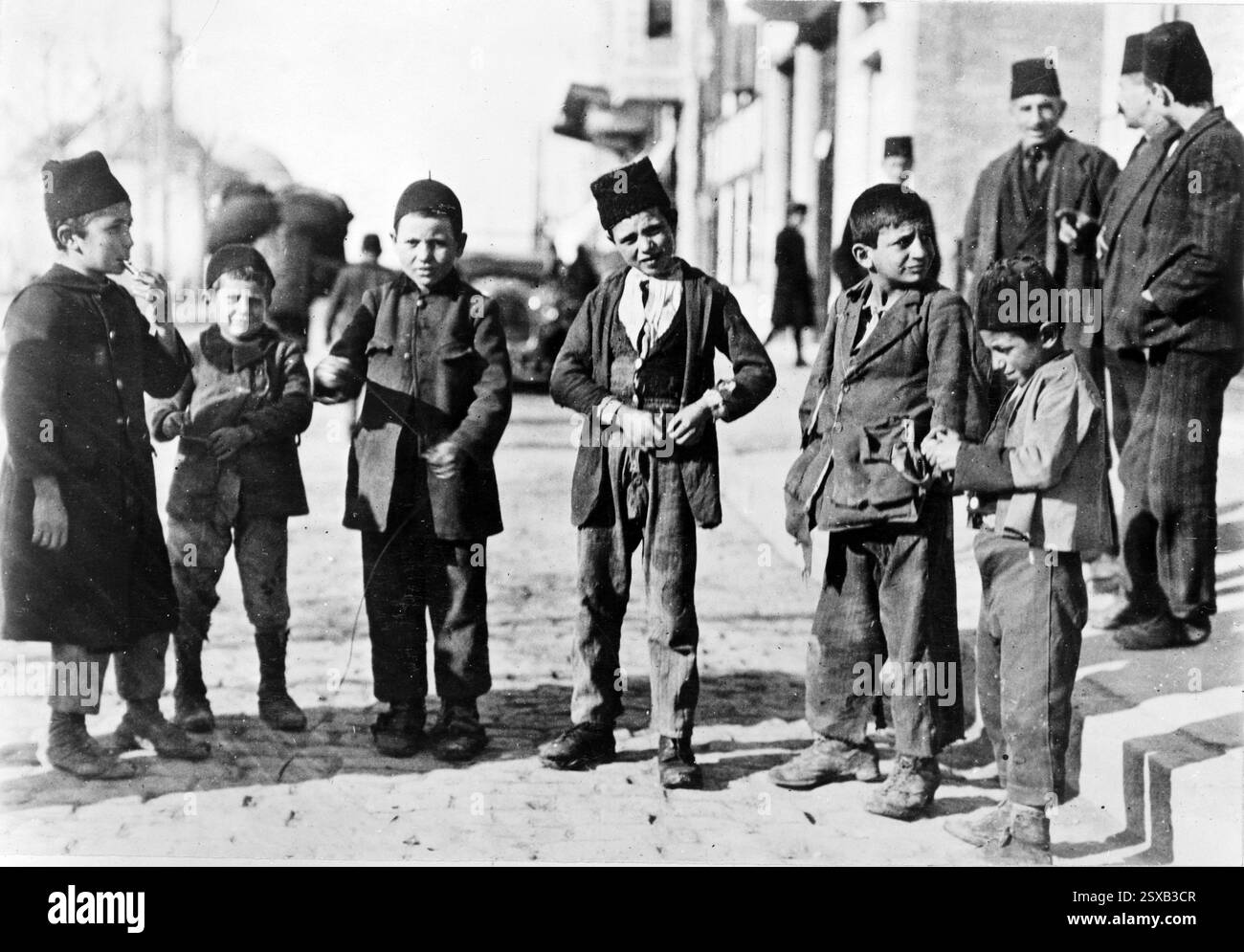 Photo historique d'enfants turcs, russes, grecs et juifs des rues à Istanbul, Turquie 1921 Banque D'Images